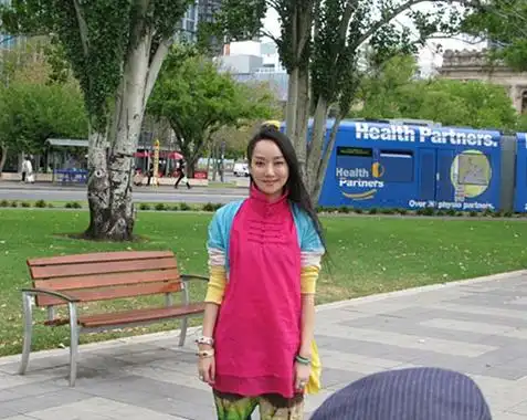 图萨顶顶素照流出揭秘萨顶顶音乐之路的前世今生