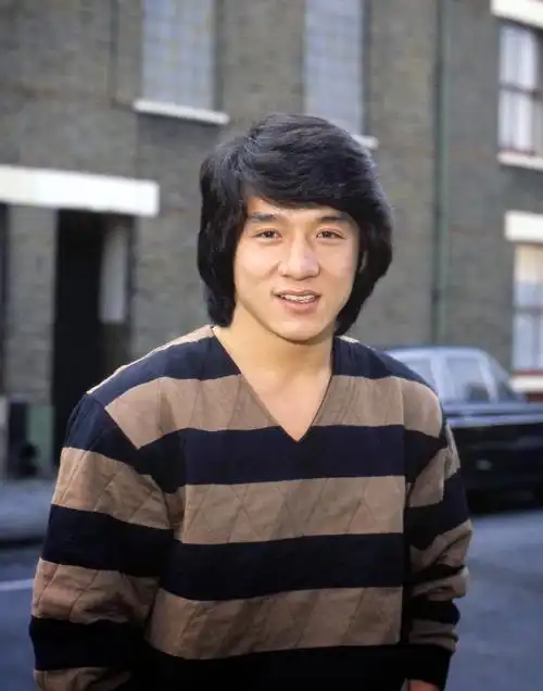 成龙先生年轻时候还是蛮帅哥的啊