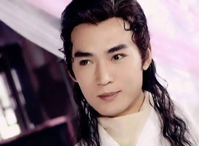 焦恩俊今年已经52岁了,但他年轻时候曾经迷倒多少少女的心,由他饰演的