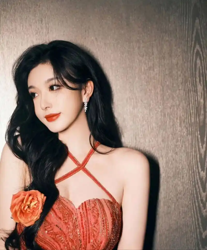 孔雪儿红色吊带礼服写真,不仅身材前凸后翘,更是妩媚动人!