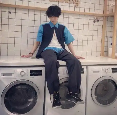 晒晒华晨宇的豪宅,内饰装修很奢华,一顿饭就能抵网友一月工资