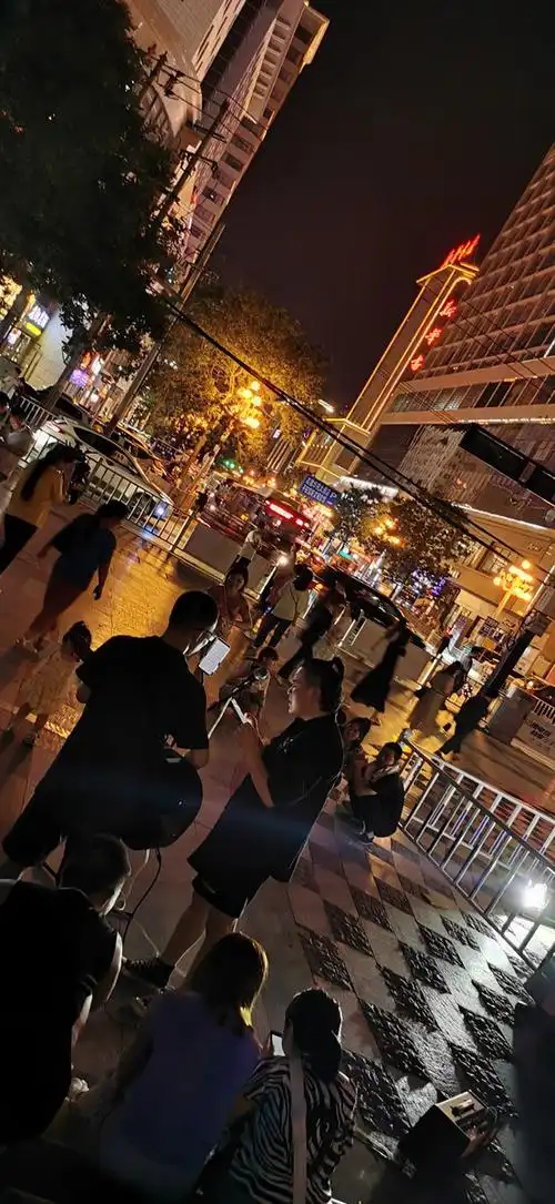 夏天夜晚的街道,人气满满!