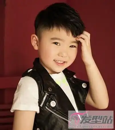 酷酷的儿童发型剃鬓角短发吸睛帅气