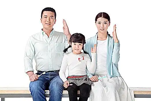 的职员兴奋的男员工女职员打手势草地商务女士向空中抛纸草地商务男工