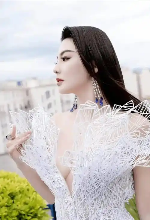 张雨绮富有且慷慨穿深v礼服秀傲人事业线魔鬼身材性感火辣