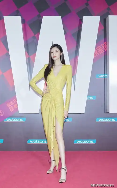 何穗的超模身材不用吹穿紧身针织裙秀黄金比例美腿白皙很抢镜