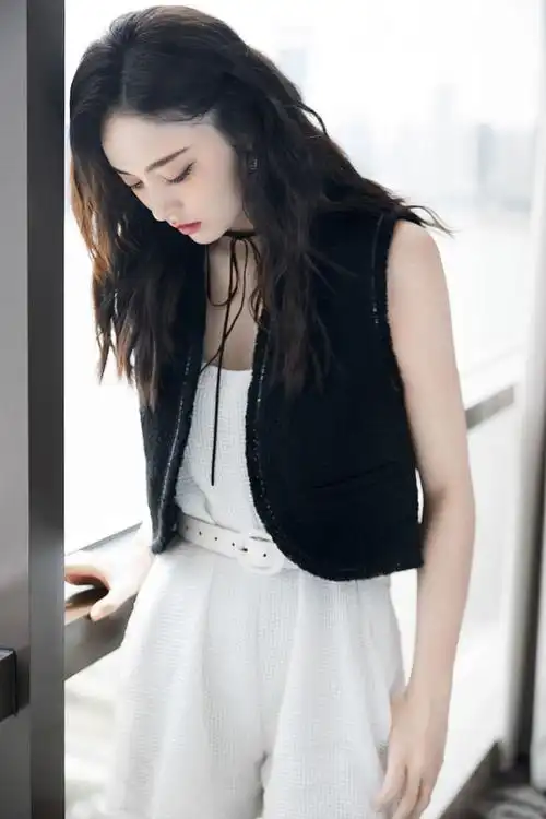 生活 日常 古力娜扎黑白质感大片搭长卷发又美又飒2021年8月28日讯