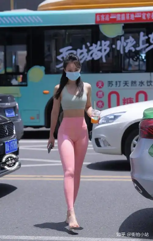 街拍美腿闪亮的紧身裤穿搭的好身材女生都很亮眼