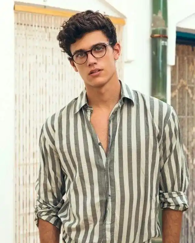 戴眼镜一点也不呆依照脸型挑选镜框文青型男就是你