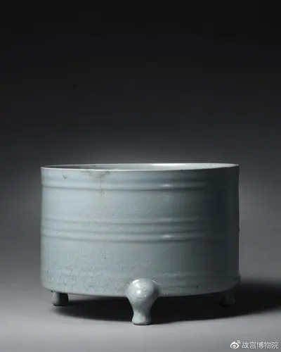 汝窑天青釉弦纹三足樽