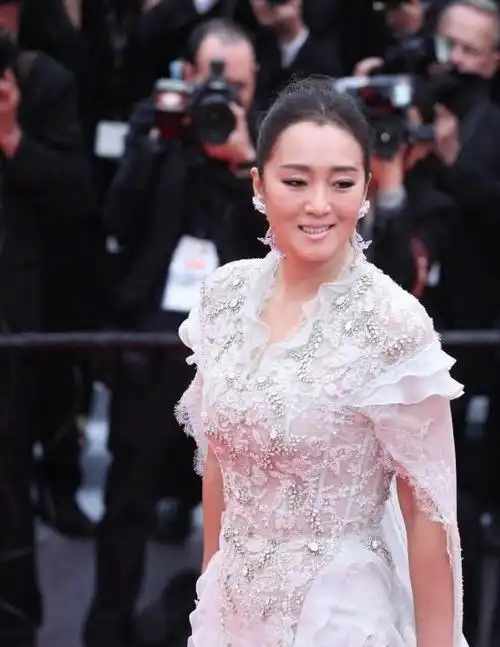巩俐会玩,穿"过时"礼服亮相戛纳红毯,53岁的她依旧气质惊艳|裙装|倪妮