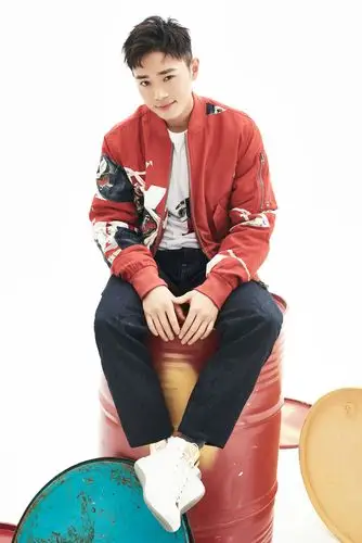 曹骏曝酷帅时尚写真 自由不羁洋溢青春活力