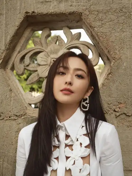 佟丽娅晒照清纯甜美似初恋,身姿曼妙惹人爱,超高发际线引人心疼_腾讯