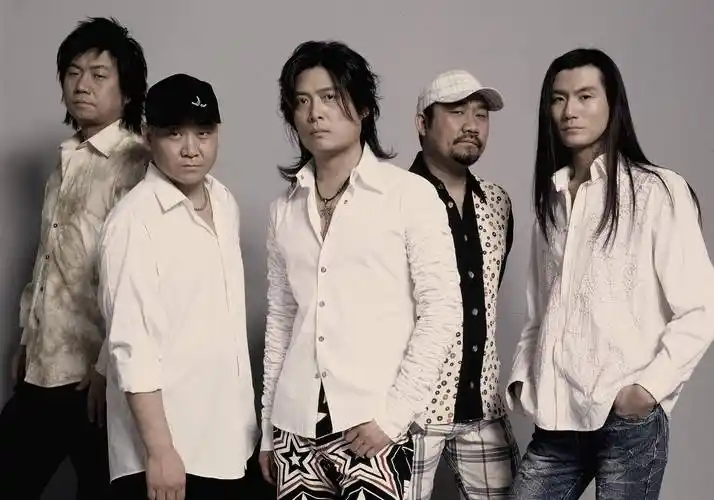 于是总是利用空闲时间去探望他,长此以往跟黑豹乐队的其他成员也比较