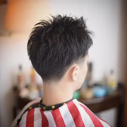 覆盖在两侧铲短的头发上面,形成不连接的效果,这样整款发型看上去