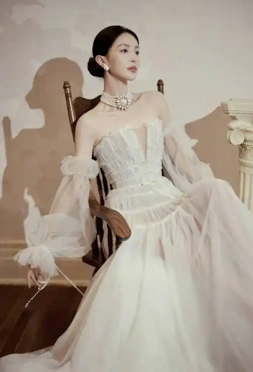 金晨这套宫廷风婚纱裙又仙又贵气满满高级感_造型_珍珠_账号