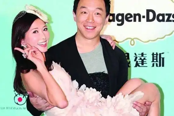 黄渤和老婆小欧像兄妹美女围绕黄渤不偷吃吗