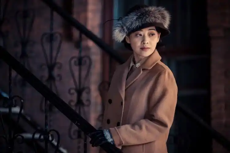 戴上面具的梅婷爱钻研边看电视边挑自己的毛病