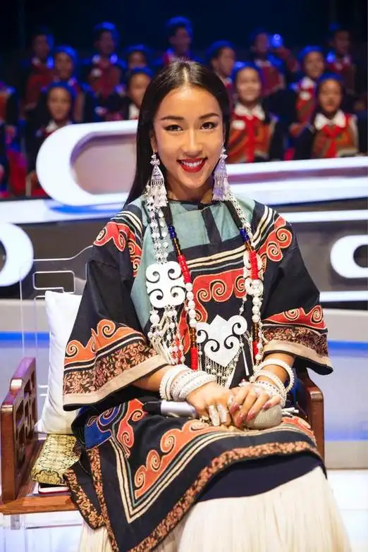 吉克隽逸身穿彝族服装现身 提及衣服来历红了眼眶