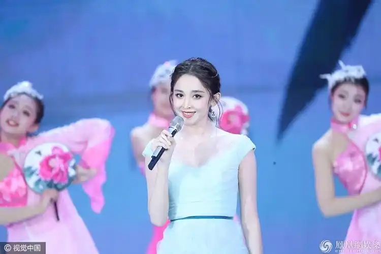 仙女下凡!秦岚,景甜,娜扎惊艳合唱 元宵晚会同框清新甜美