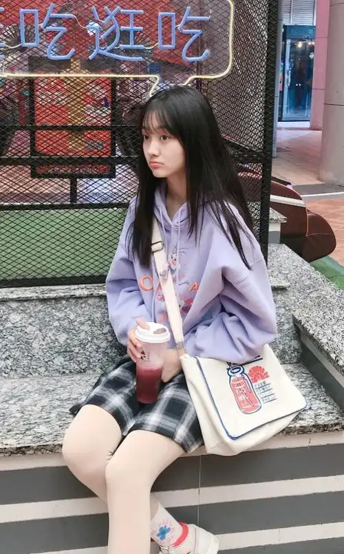 小李慧珍14岁就穿光腿神器本以为会不好看哪知巨显腿细