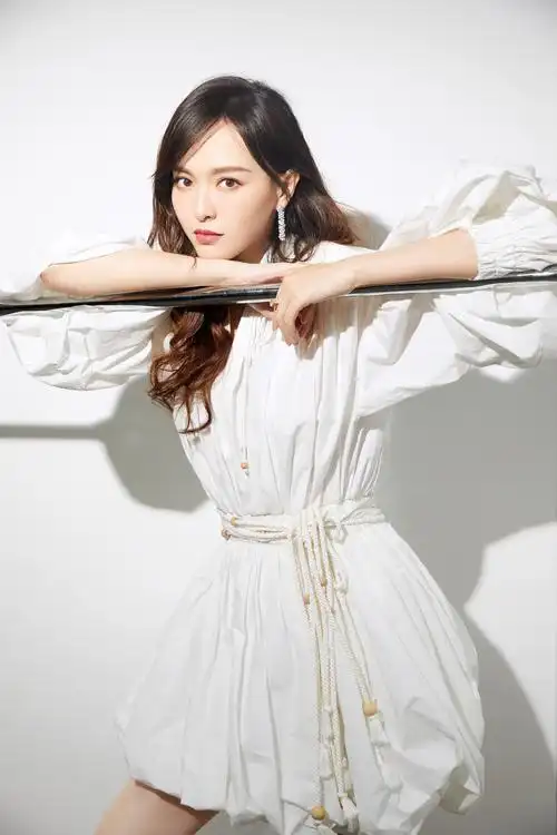唐嫣亮相2019电视剧品质盛典花苞白裙展现浪漫的波西米亚风格