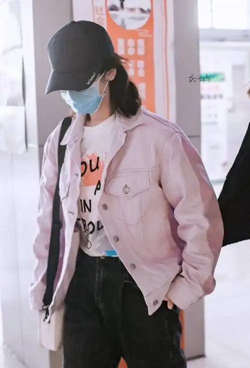 中国好老板杨紫陪助理逛街到深夜两人相伴同行似姐妹