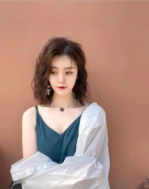 最近火了一种发型叫"挂耳烫发",意外的减龄洋气,圆脸也适合_脸型_长度