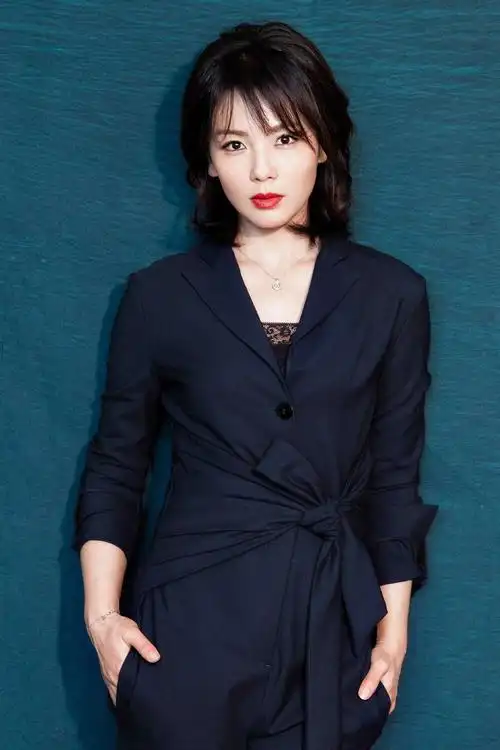 刘涛现身活动妆容精致毫无老态,皮肤细腻被赞像"芭比娃娃"