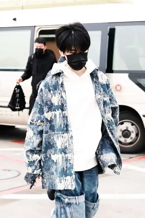 张真源北京机场路透##张真源微博之夜油彩外套出发路透##微博之