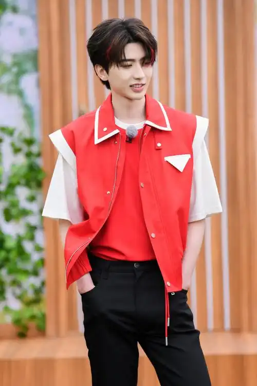 明星丨蔡徐坤《奔跑吧》正片播出 被金靖逗到不敢说话耳朵都红了