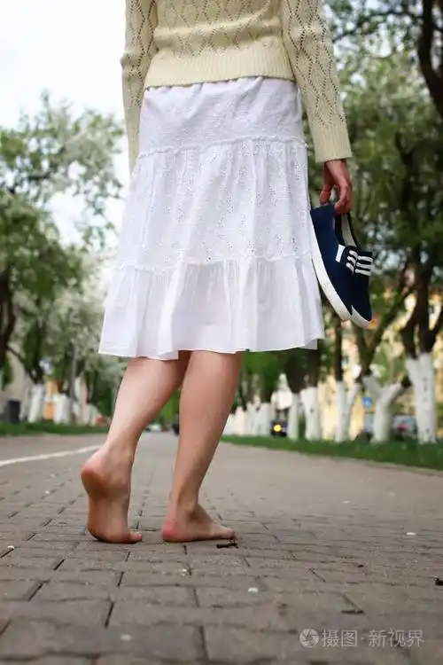 街上的赤脚女孩