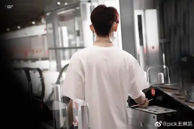 小鬼王琳凯超话#小鬼王琳凯新歌super villain#你的背影总是能让我很