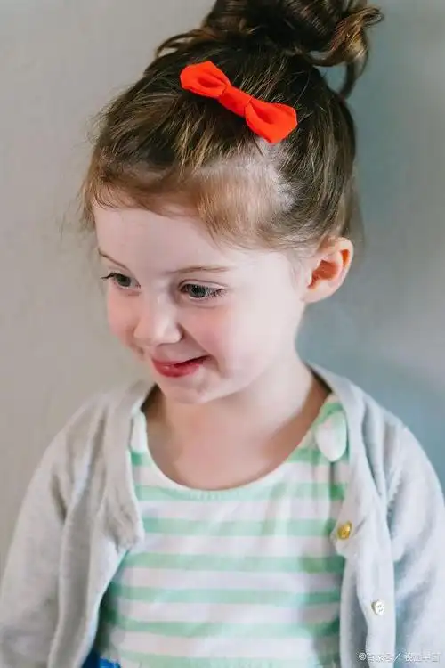 小女孩发型两个丸子头怎么扎好看?