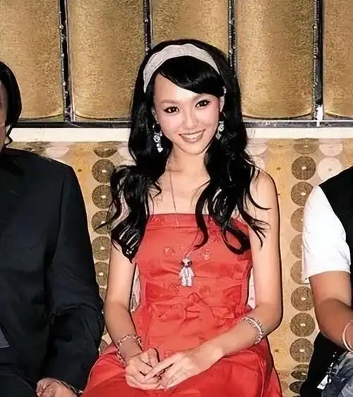 唐嫣一看不靠谱,自己一人回了内地,甚至送她去港圈拍了一些和自身气质