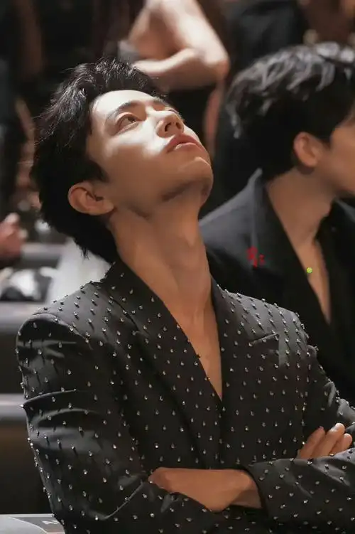 尝试从这些角度自拍了一下,果真如图一那样…肖战每个角度都俊美的无