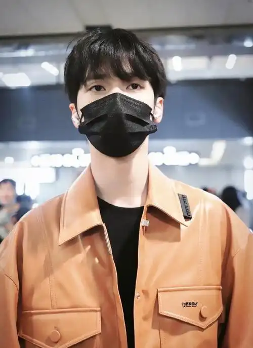 严浩翔今日机场look棕色皮皮衣搭黑t黑裤时髦少年酷帅有型