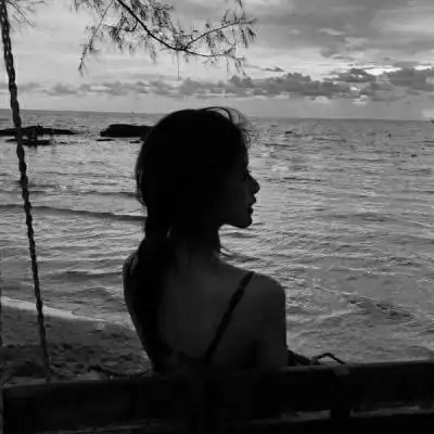 女生头像伤感黑白背影元气少女锅德缸