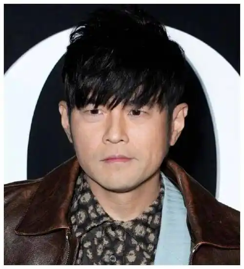 42岁余文乐像60岁老头子,胡子白满脸沧桑,状态不如刘德华_周杰伦