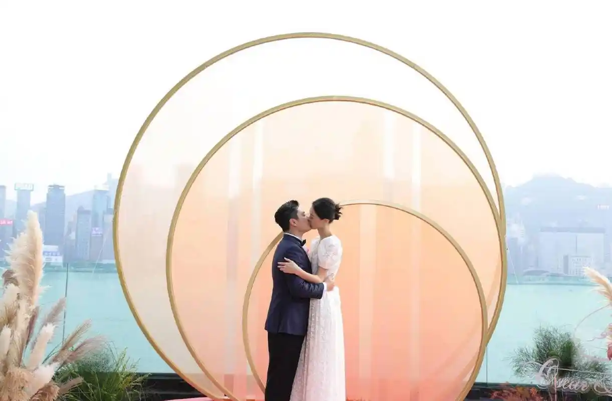 的独生子王令尘与国模游天翼在香港丽晶酒店大礼堂举行了盛大婚礼