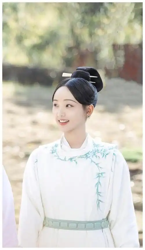 《青青子衿》吕小雨美图分享,长相太一般了,没女主脸,胜在可爱