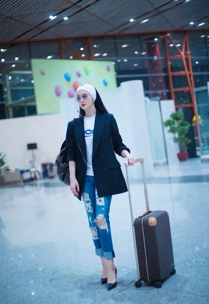 中国女艺人范冰冰 抵达法国尼斯机场,身着一袭黑衣搭配蓝色牛仔裤