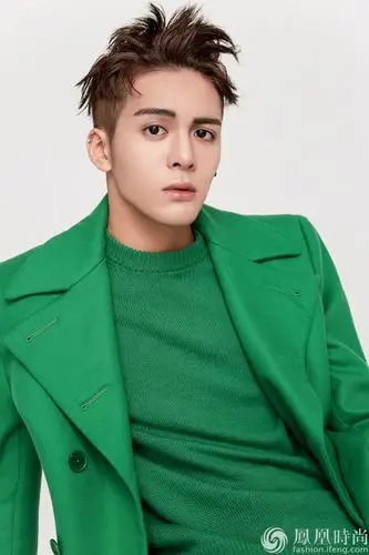 曾舜晞最新时尚大片精致曝光 青春洋溢初恋感十足