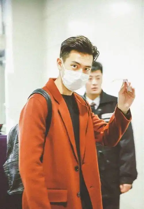 李现宅家任凭胡子"疯长",晒素颜照营业,刮掉胡子清新帅气_卫衣_造型