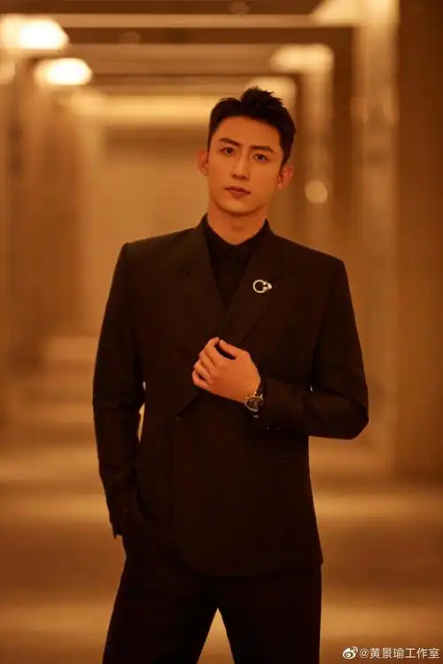 一袭极简黑色西装内敛沉稳,光芒熠熠映衬俊逸面庞……|黄景瑜_新浪