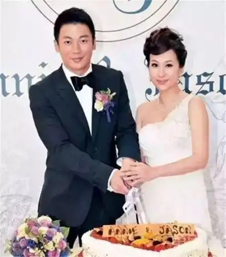 文颂娴36岁嫁入豪门如今老公李梓慎破产她42岁复出拍戏