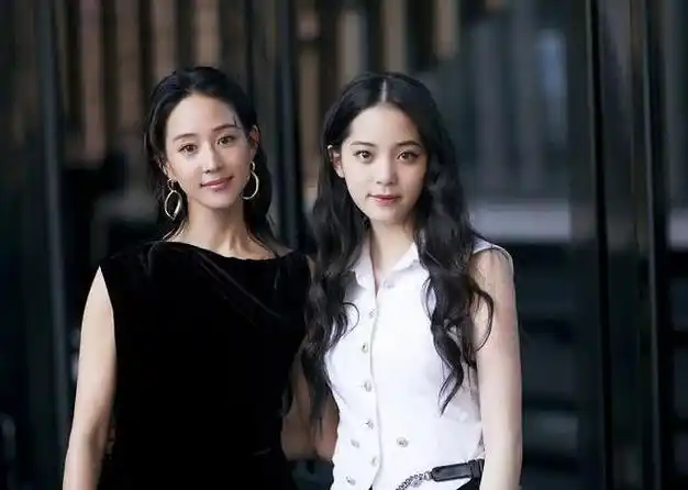 欧阳娜娜成新一代合影杀手同框杨幂靠白到发光的皮肤完胜