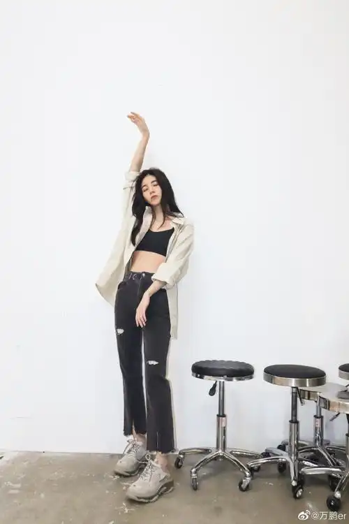 今天万鹏穿什么