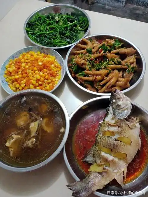 都喜欢一家人围坐着一起吃一顿丰盛可口的午餐或者晚餐