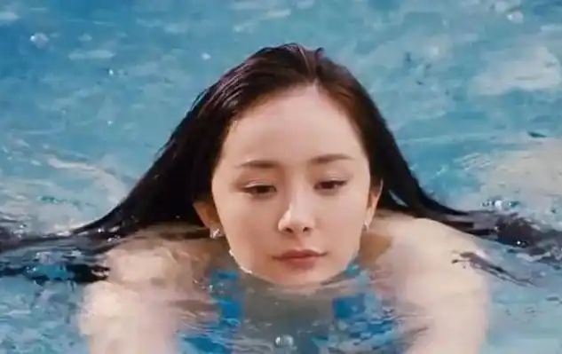 杨幂泳衣照谁注意到出水后的手非常有魅力的女人